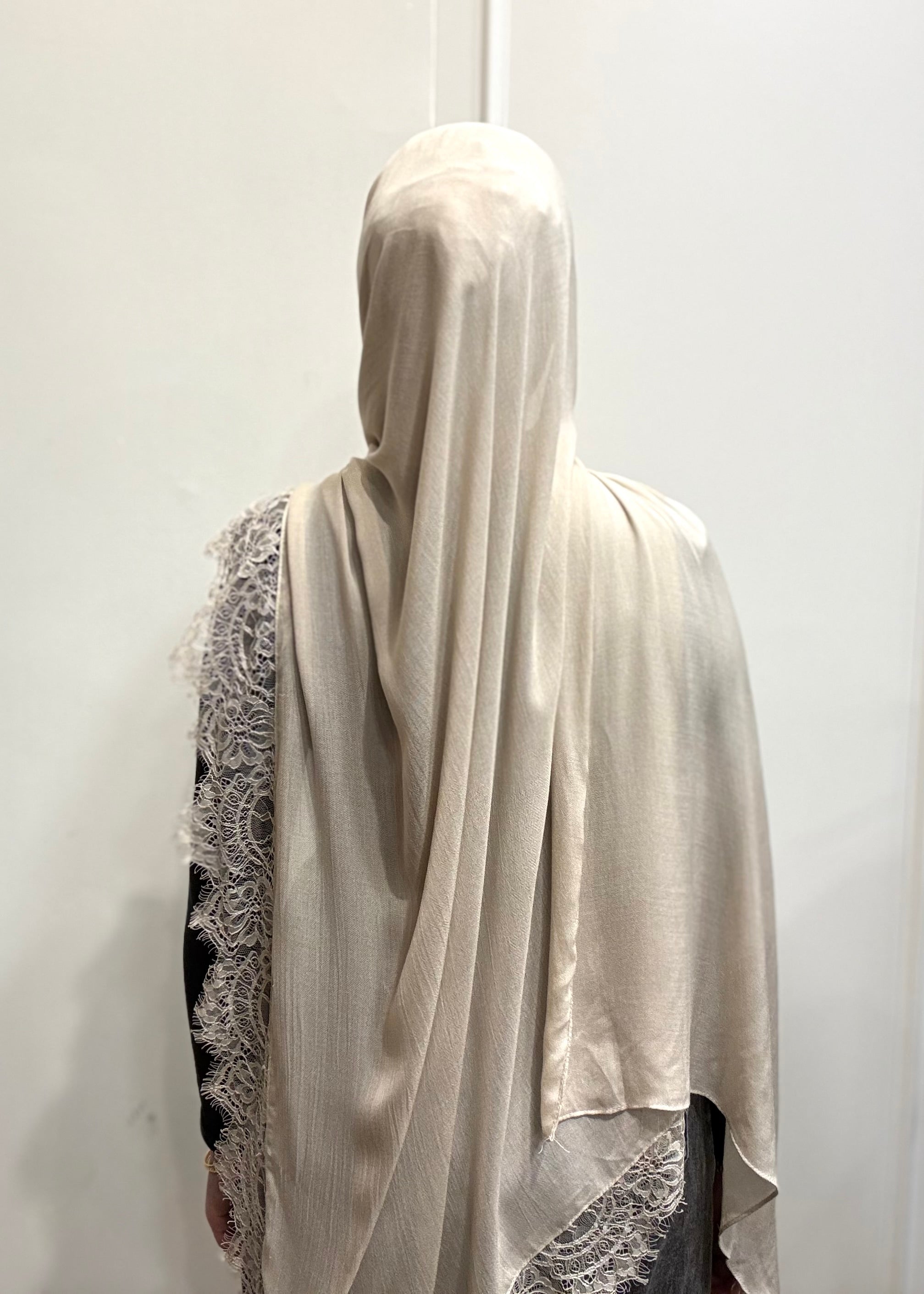 BEIGE LACE MODAL