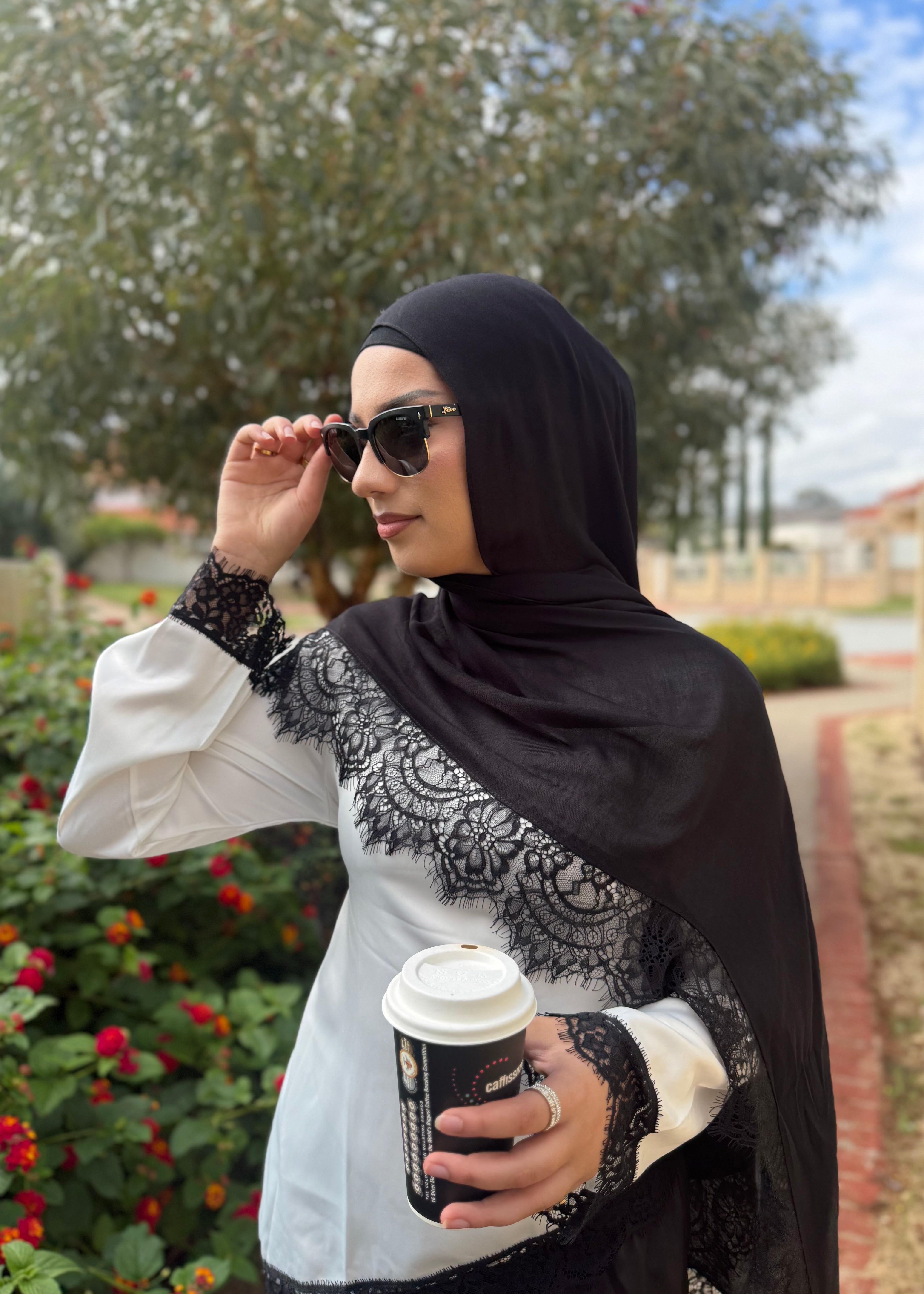 BLACK / B LACE MODAL