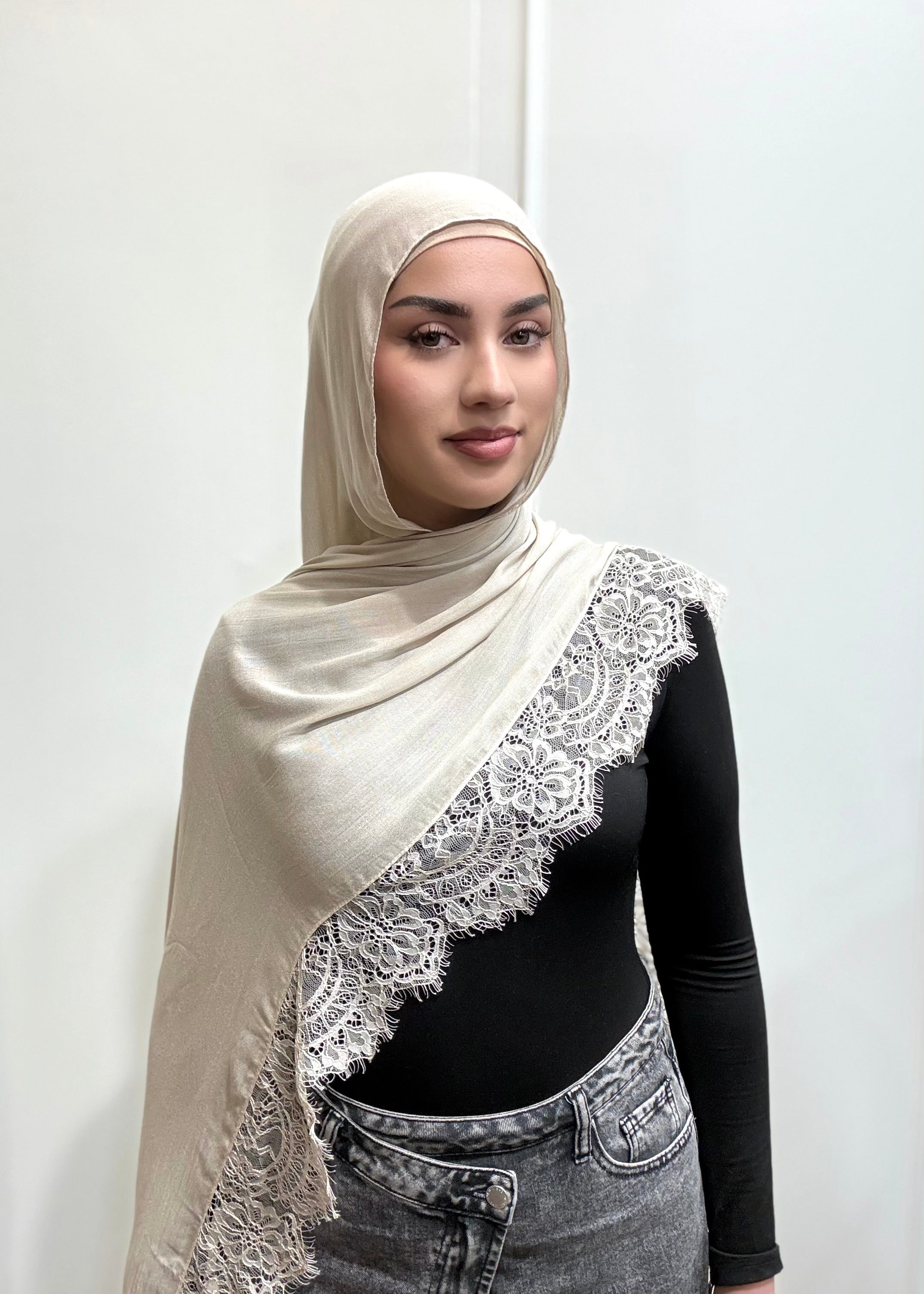 BEIGE LACE MODAL