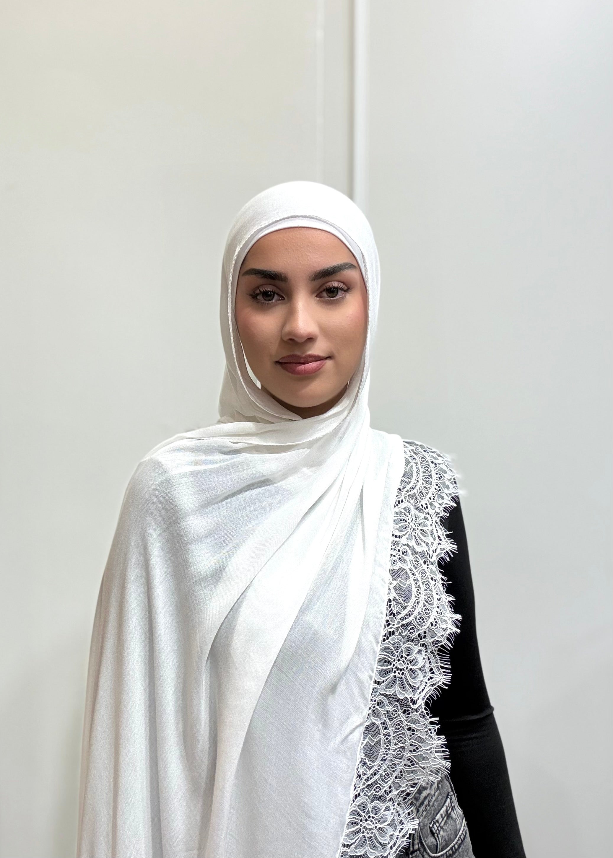 WHITE LACE MODAL
